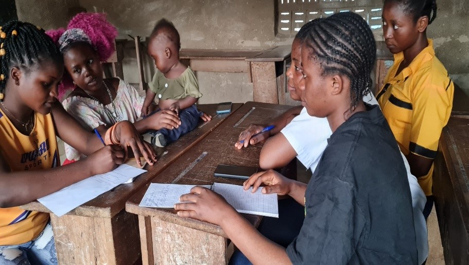 Résultat 1.2 – Image 1 : Séances de sensibilisation sur le leadership féminin, organisées à Marabo et Komanda, ayant réuni des jeunes filles, femmes, hommes et leaders communautaires et religieux.